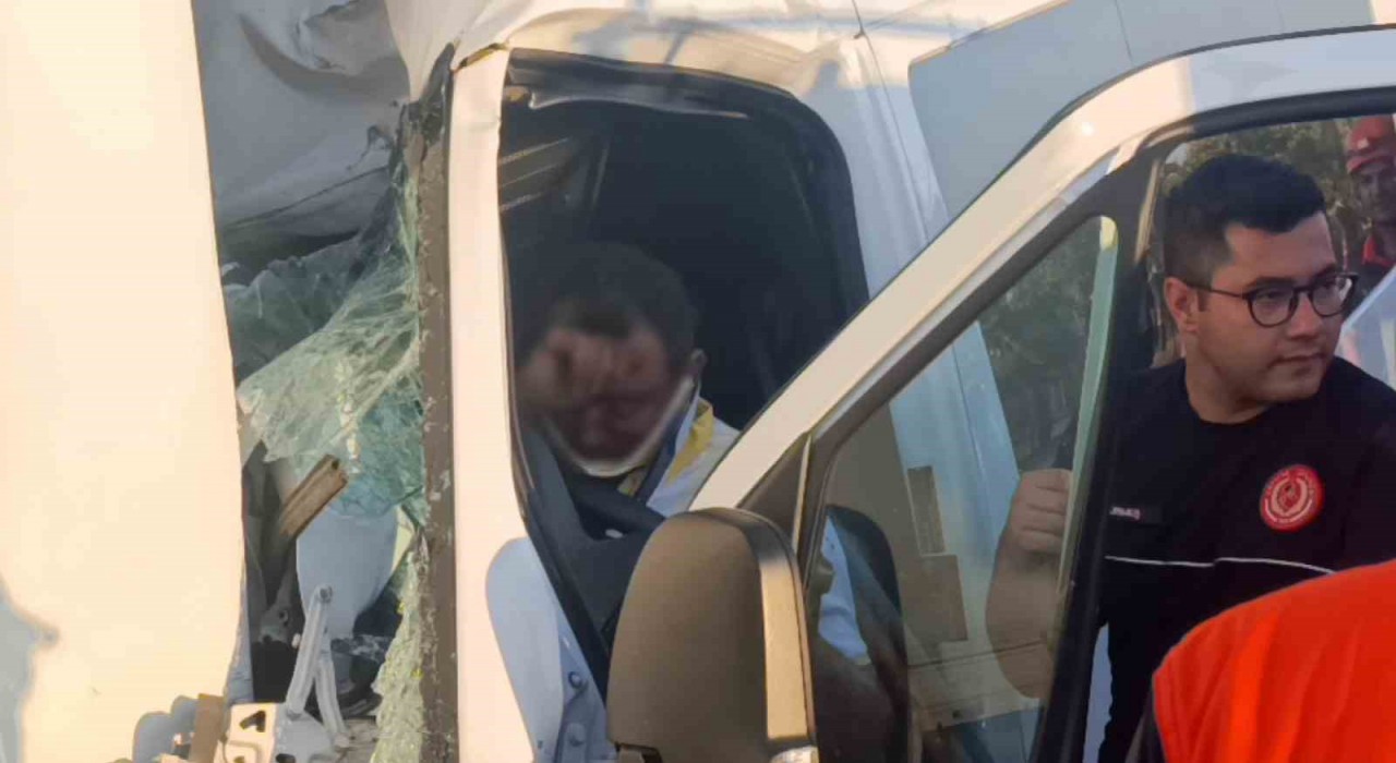 Tur aracı kamyonun altına girdi, sıkışan sürücü için ekipler alarma geçti