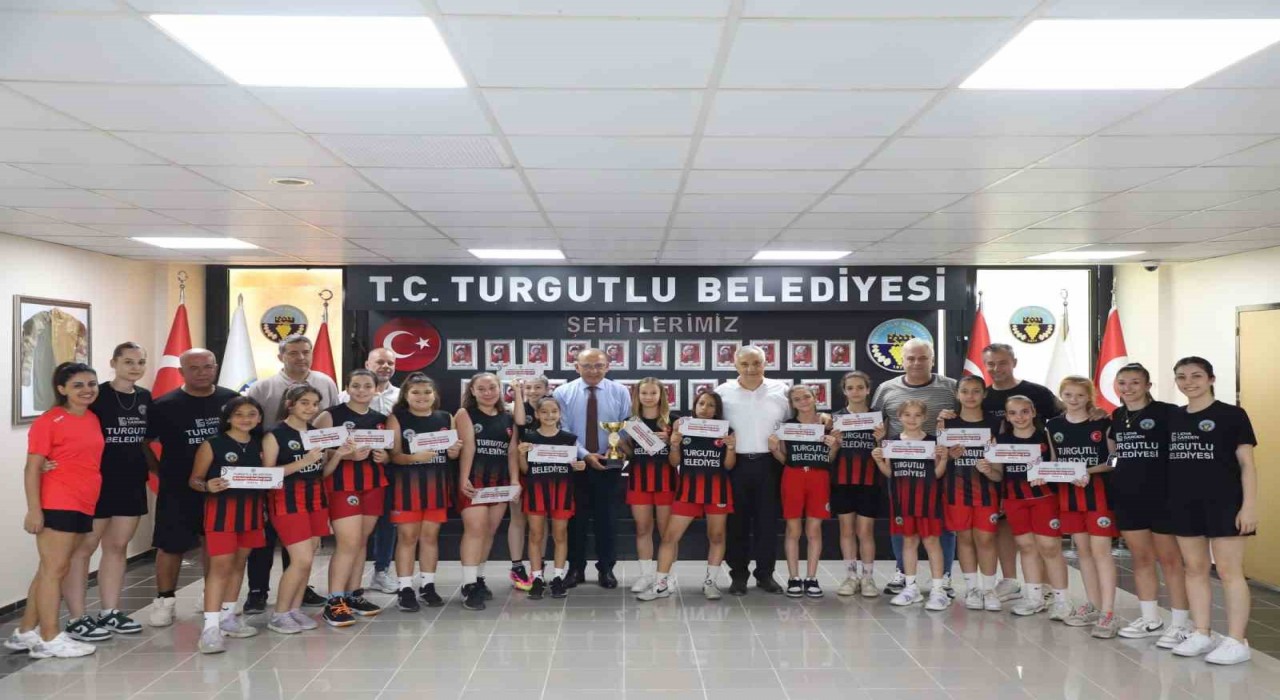 Turgutlu Belediyespor ikincilik kupasını Başkan Akınla paylaştı