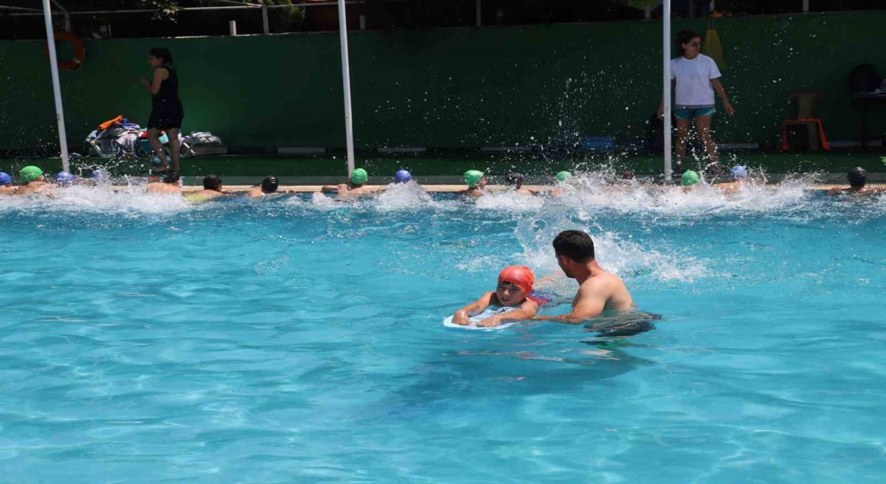 Turgutluda çocuklar yaz spor okullarıyla hem eğleniyor hem öğreniyor