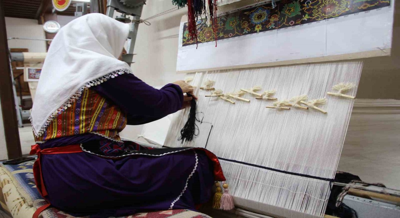 Türk düğümlü halılar ilk kez bir ‘Atlasta toplandı