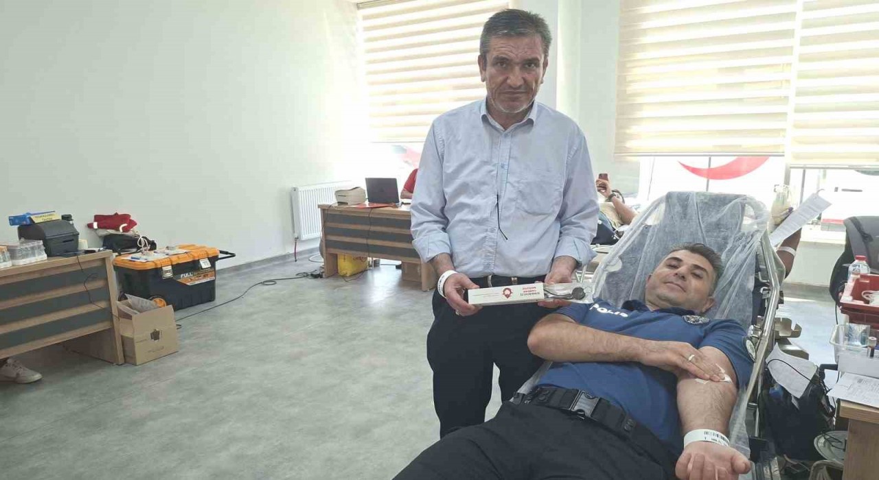 Türk Kızılaydan kan bağışında bulunanlara şarj cihazı hediye