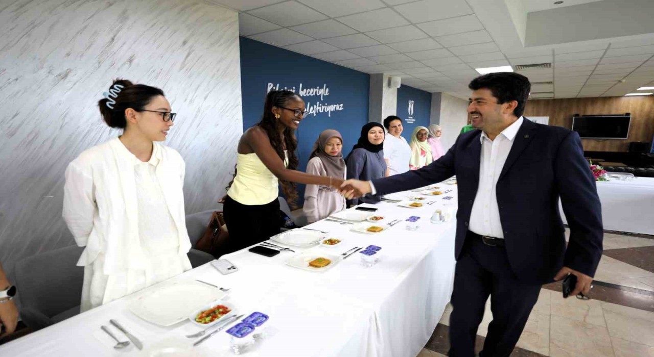 Türkçe sevdalısı gençler SUBÜde eğitim görüyor