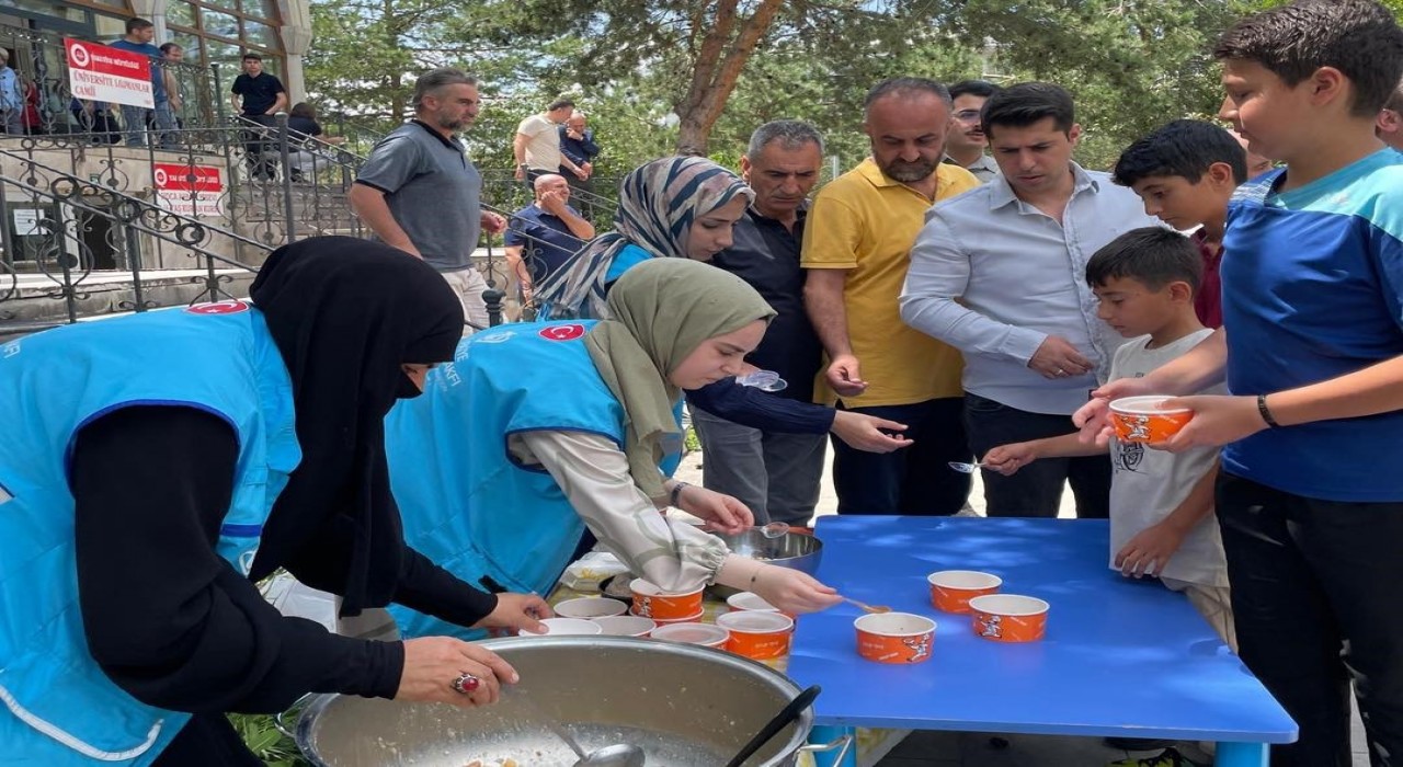 Türkiye Diyanet Vakfı Erzurum Kadın Kollarından aşure İkramı