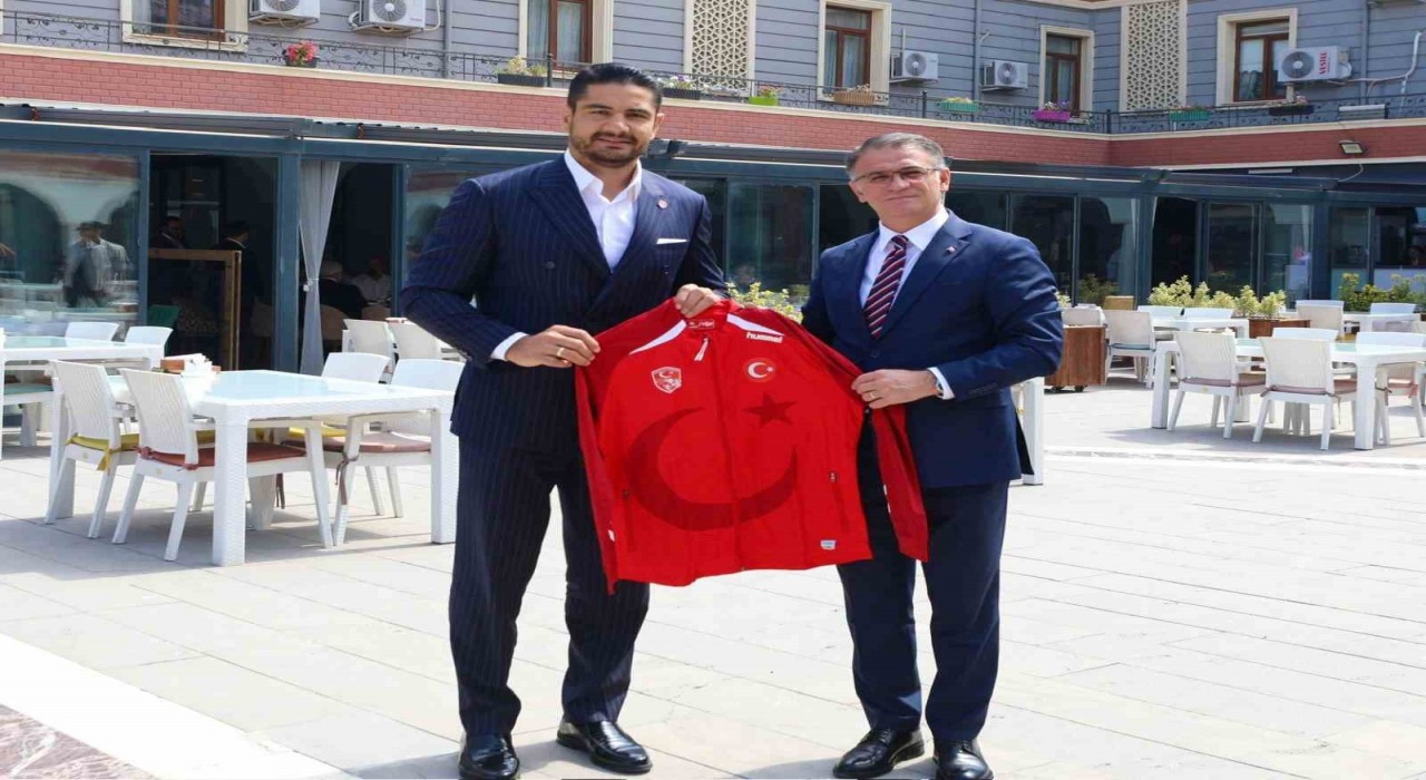 Türkiye Güreş Federasyonu Başkanı Taha Akgül, Van Valisi Ozan Balcıyı ziyaret etti