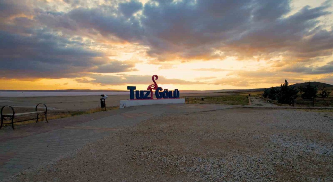 Tuz Gölünde mest eden gün batımı