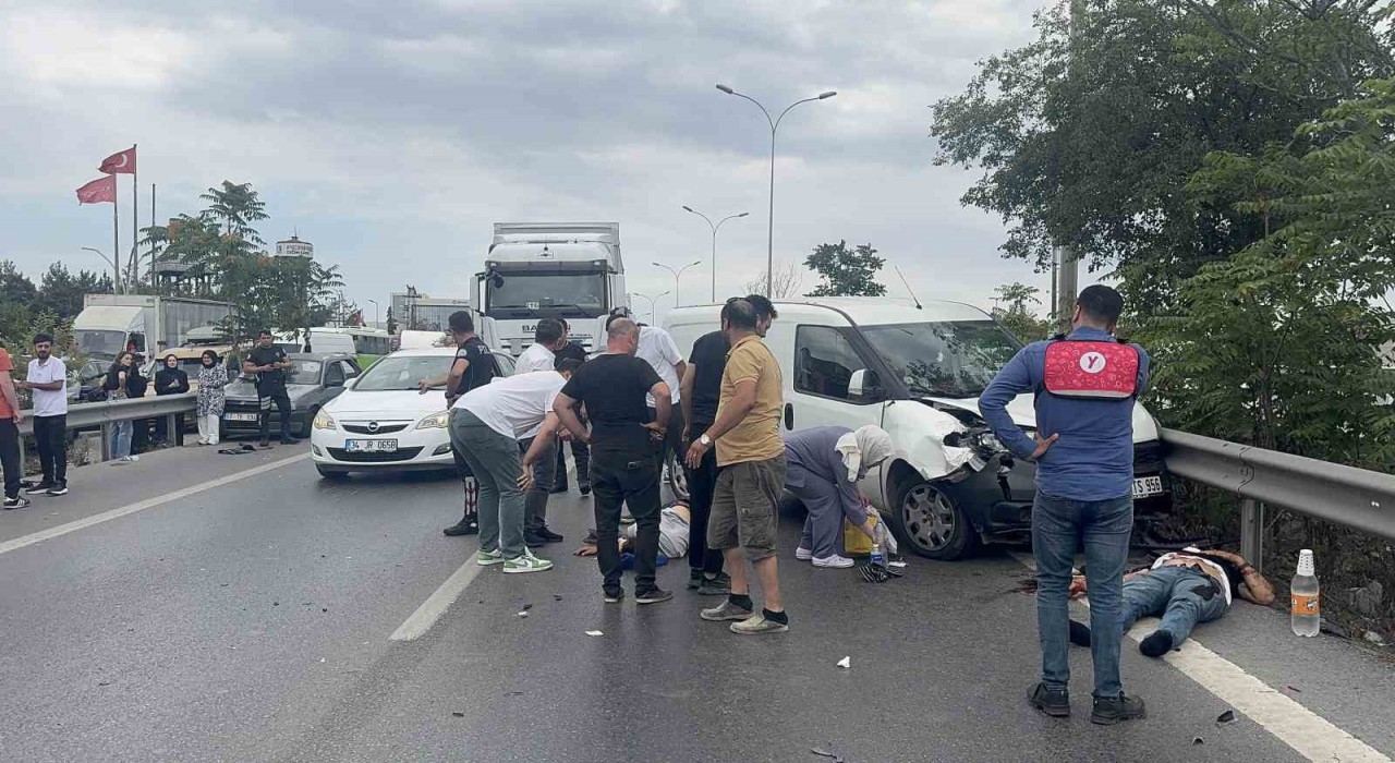 Tuzlada motosiklet yol kenarında bekleyen arızalı araca çarptı: 2 yaralı