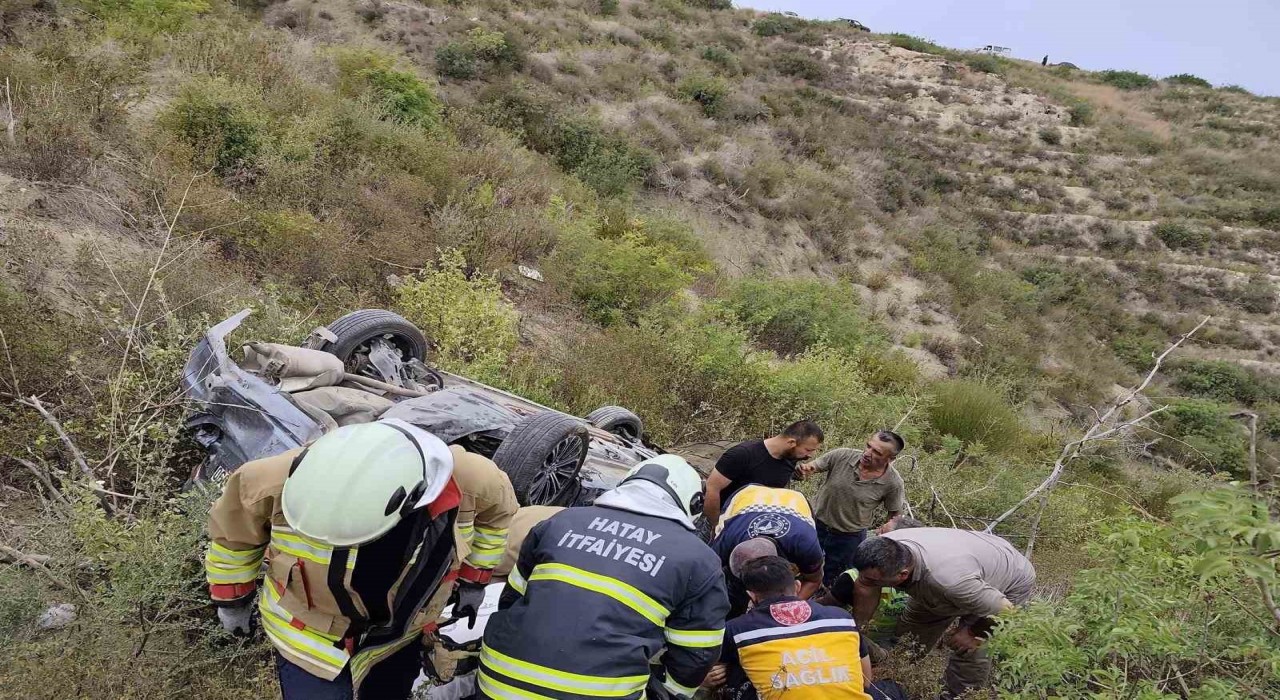 Uçuruma yuvarlanarak ters dönen otomobildeki 4 kişi yaralandı