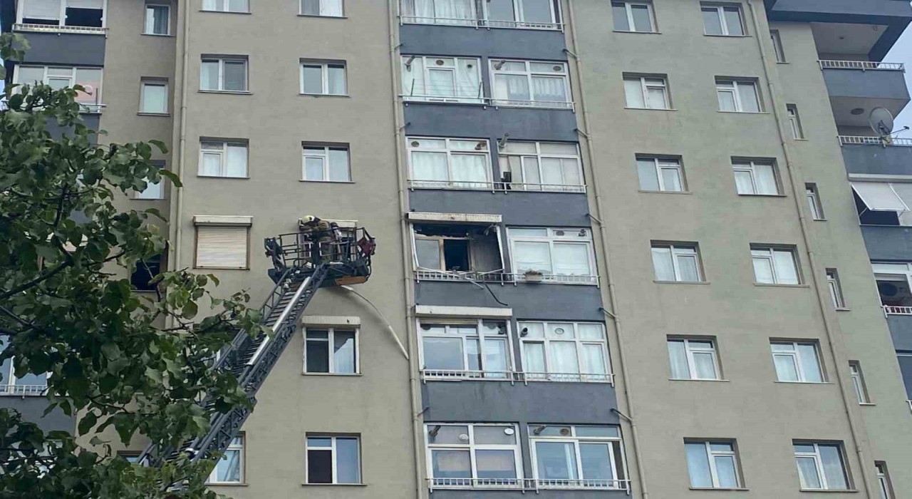 Ümraniyede 10 katlı binada yangın: 4 kişi mahsur kaldı