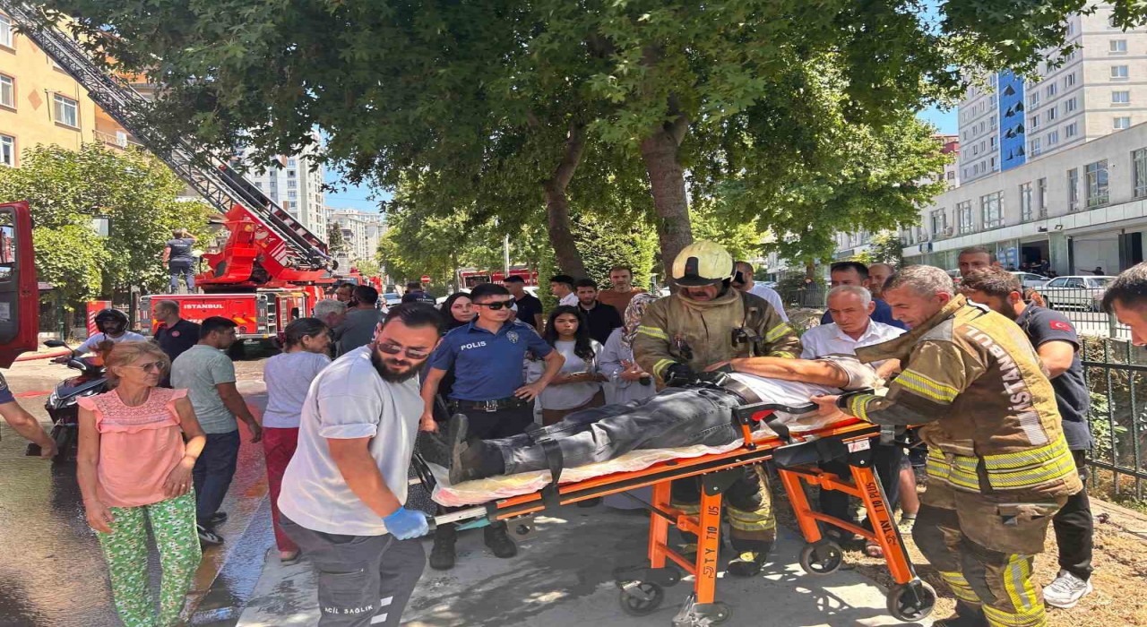 Ümraniyede binanın çatısında çıkan yangın yandaki binaya da sıçradı