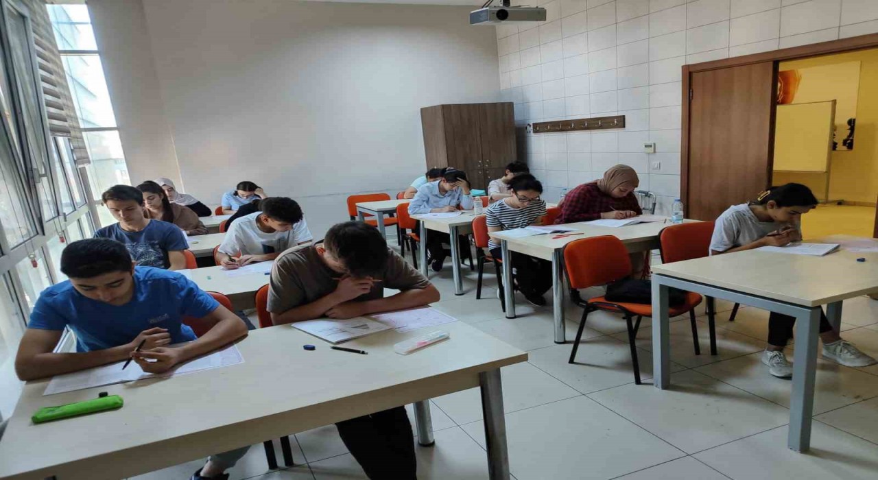Üniversite hayali kuran gençlere Darıca Belediyesinden destek