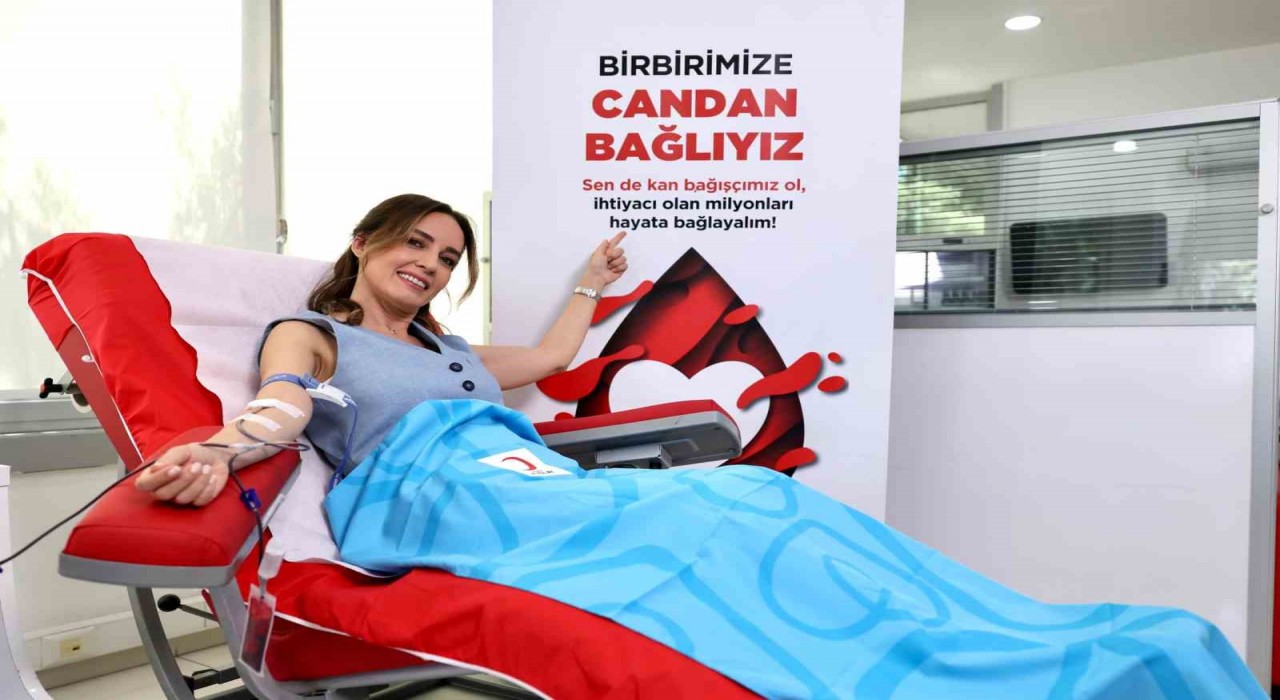 Ünlü isimler Kızılaya kan verdi, Türkiyeye çağrıda bulundu