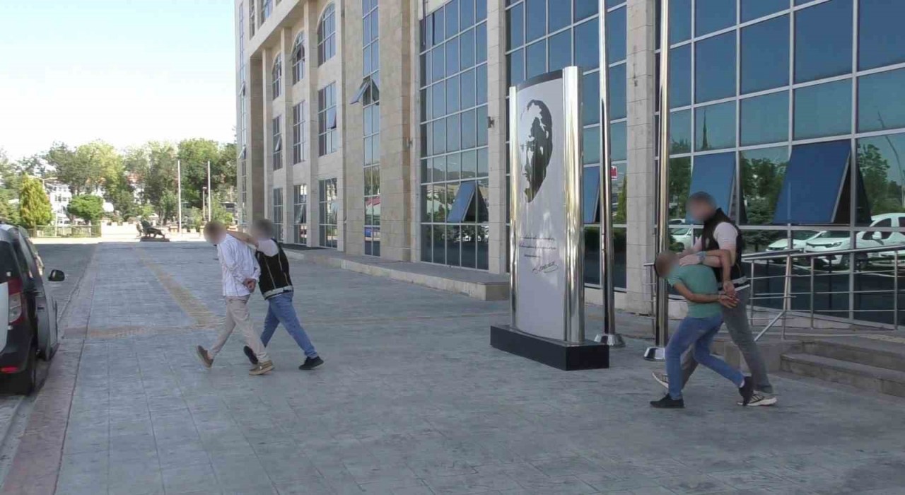 Uşakta 3 uyuşturucu taciri tutuklandı