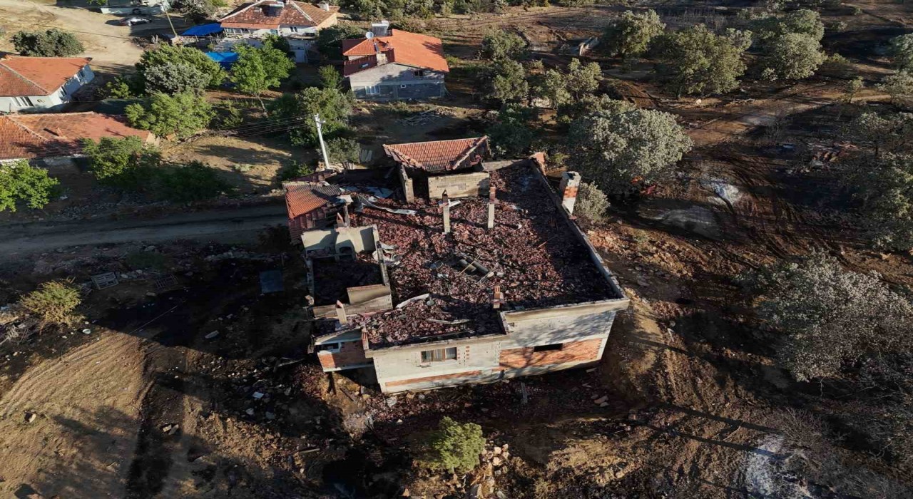 Uşakta devam eden yangının tahribatı gün ışığıyla ortaya çıktı
