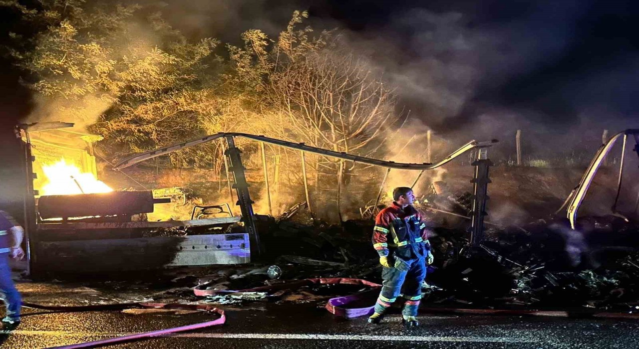 Uşakta tırın dorsesi alev alev yandı