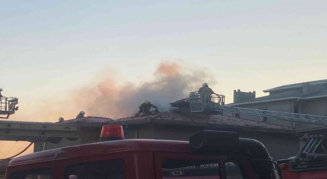 Üsküdarda 3 katlı binanın çatısı alev alev yandı