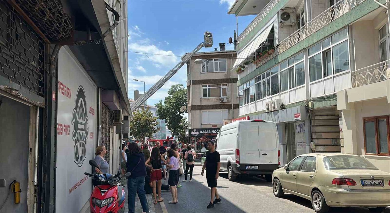 Üsküdarda 3 katlı binanın çatısında yangın çıktı