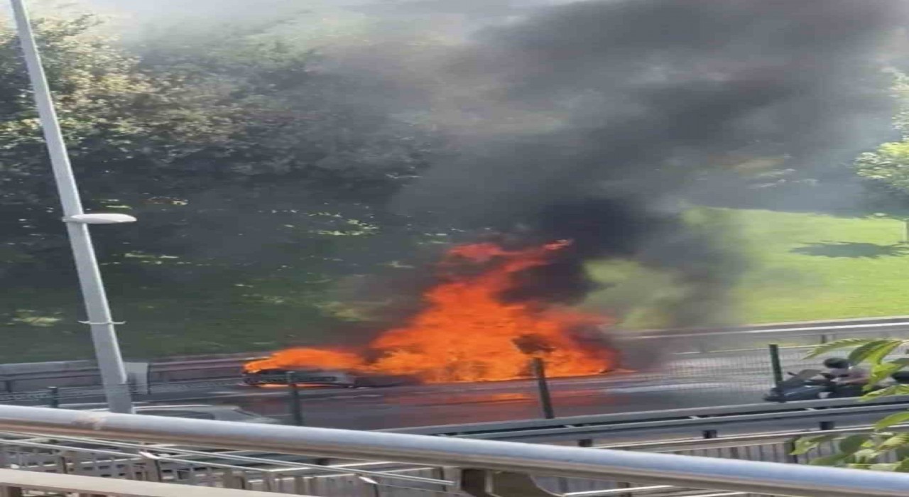 Üsküdarda lüks otomobil alev alev yandı