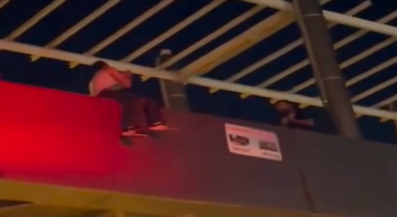 Üst geçitteki genci ikna etmeye çalışan polis asansör boşluğuna düşerek yaralandı