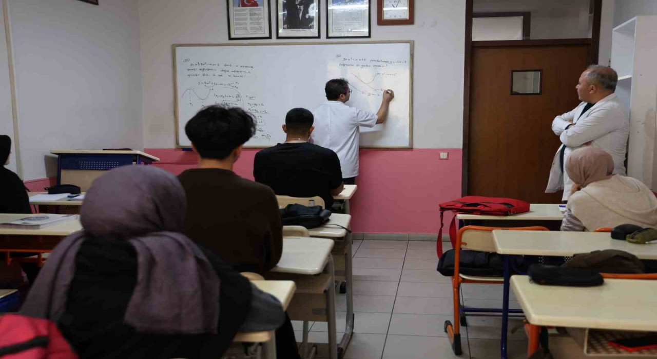 Uzmanlardan ebeveynlere öğrencilere ‘rehberlik edin tavsiyesi