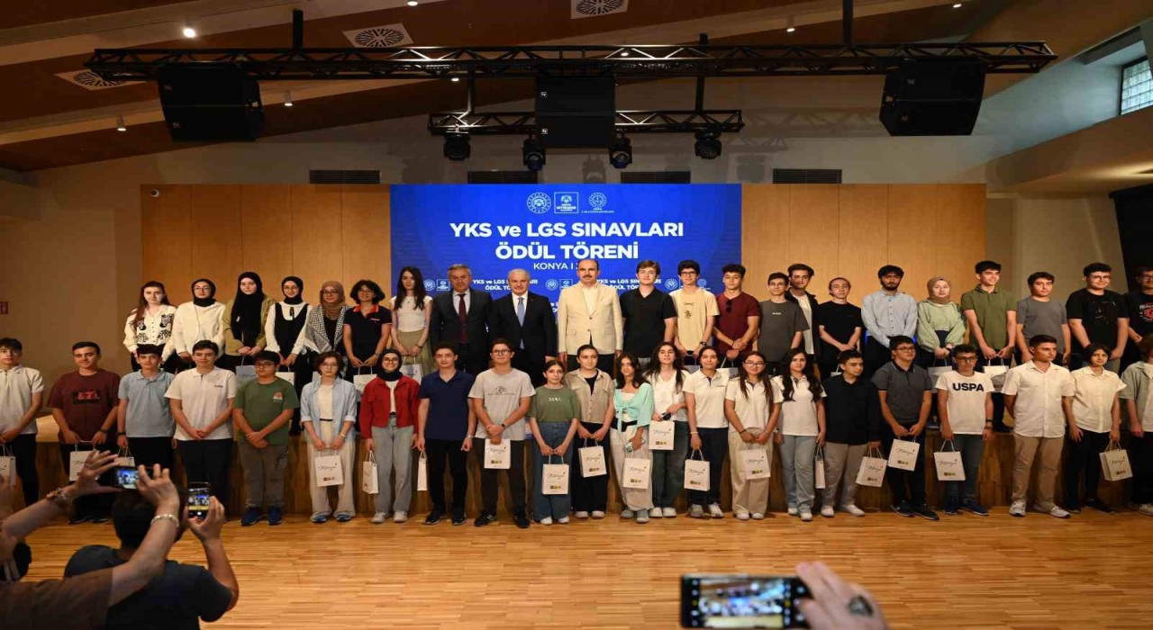 Vali Akın ve Başkan Altay, YKS ve LGSde dereceye giren Konyalı öğrencilerle buluştu