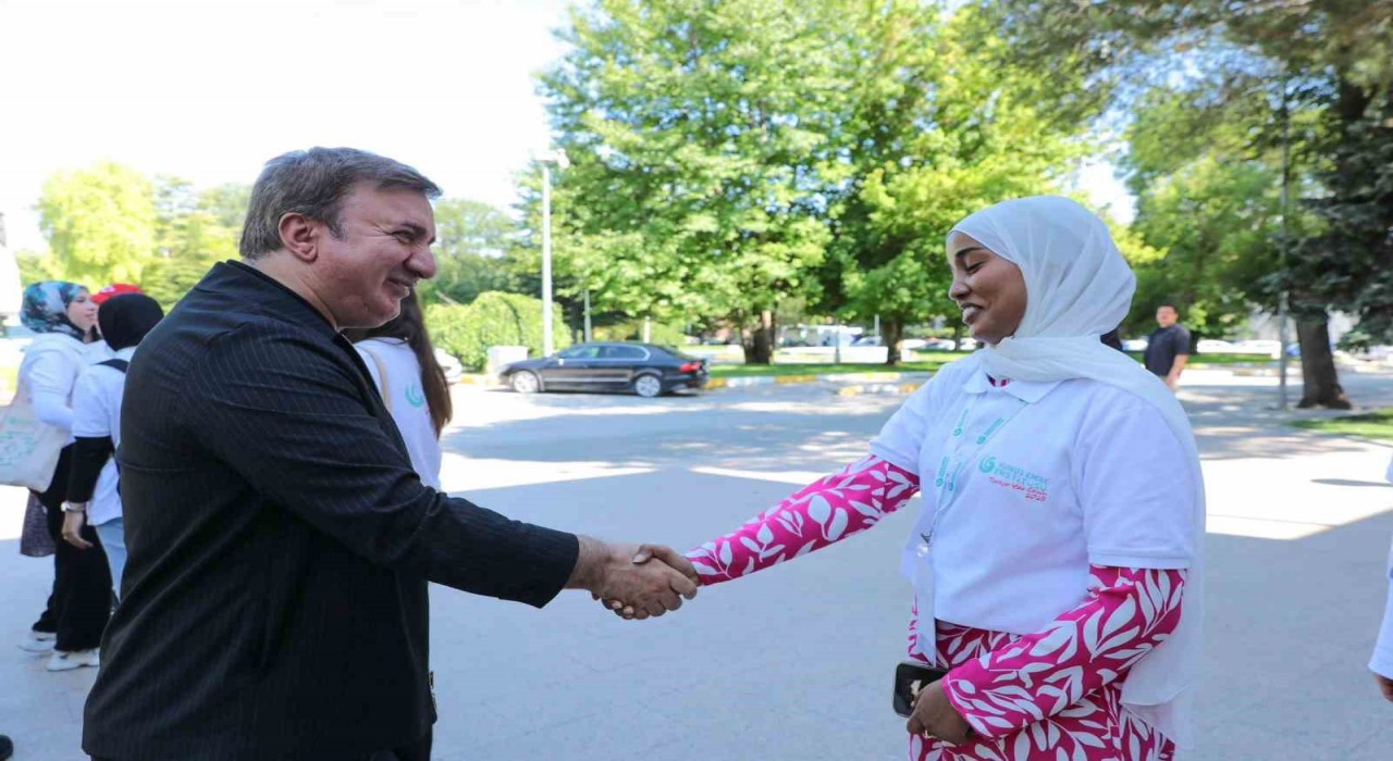 Vali Aydoğdu 12 farklı ülkeden Erzincana gelen 14 öğrenciyi ağırladı
