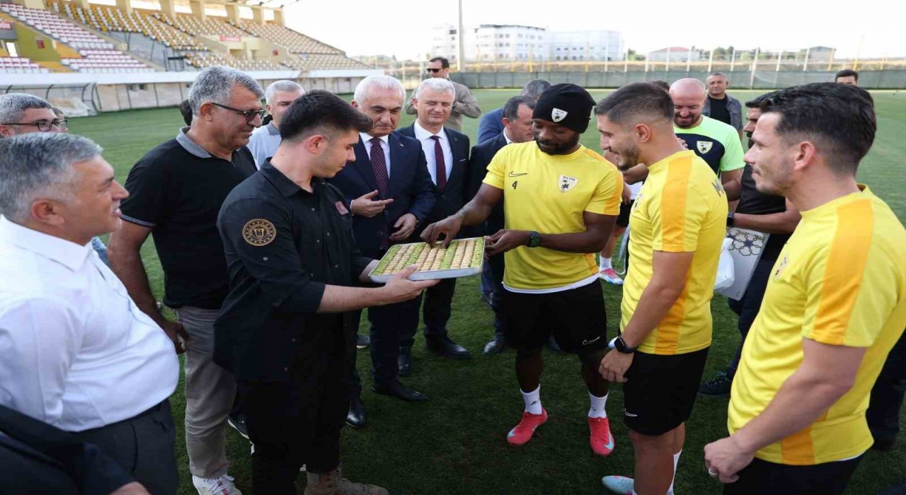 Vali Çakır, Muşsporun antrenmanını izledi ve takıma destek çağrısı yaptı