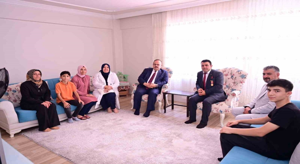 Vali Canbolat, 15 Temmuzun yıldönümünde şehit aileleri ve gazileri unutmadı