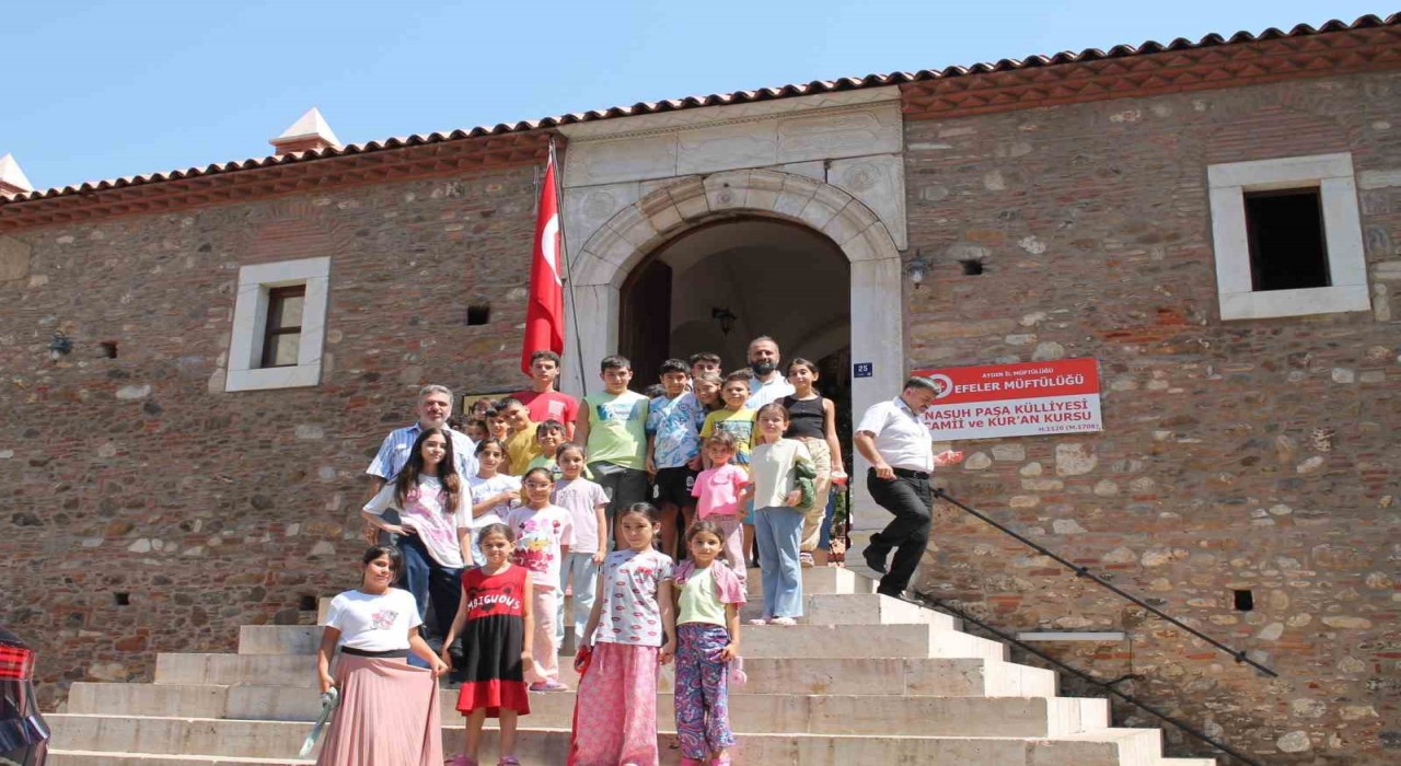 Vali Canbolat, Nasuh Paşa Külliyesinde öğrencilerle bir araya geldi