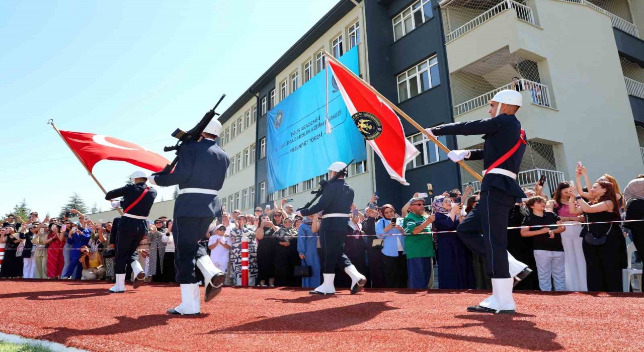 Vali Çiçek, 31inci Dönem Polis Meslek Eğitim Merkezi Mezuniyet Törenine katıldı