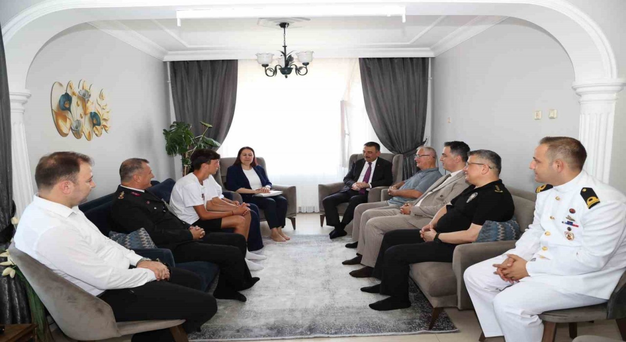 Vali Hacıbektaşoğlundan şehit ailesine ziyaret