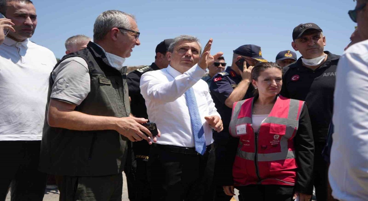 Vali Şahin: Yangınlar şehir merkezlerinde ciddi risk oluşturdu