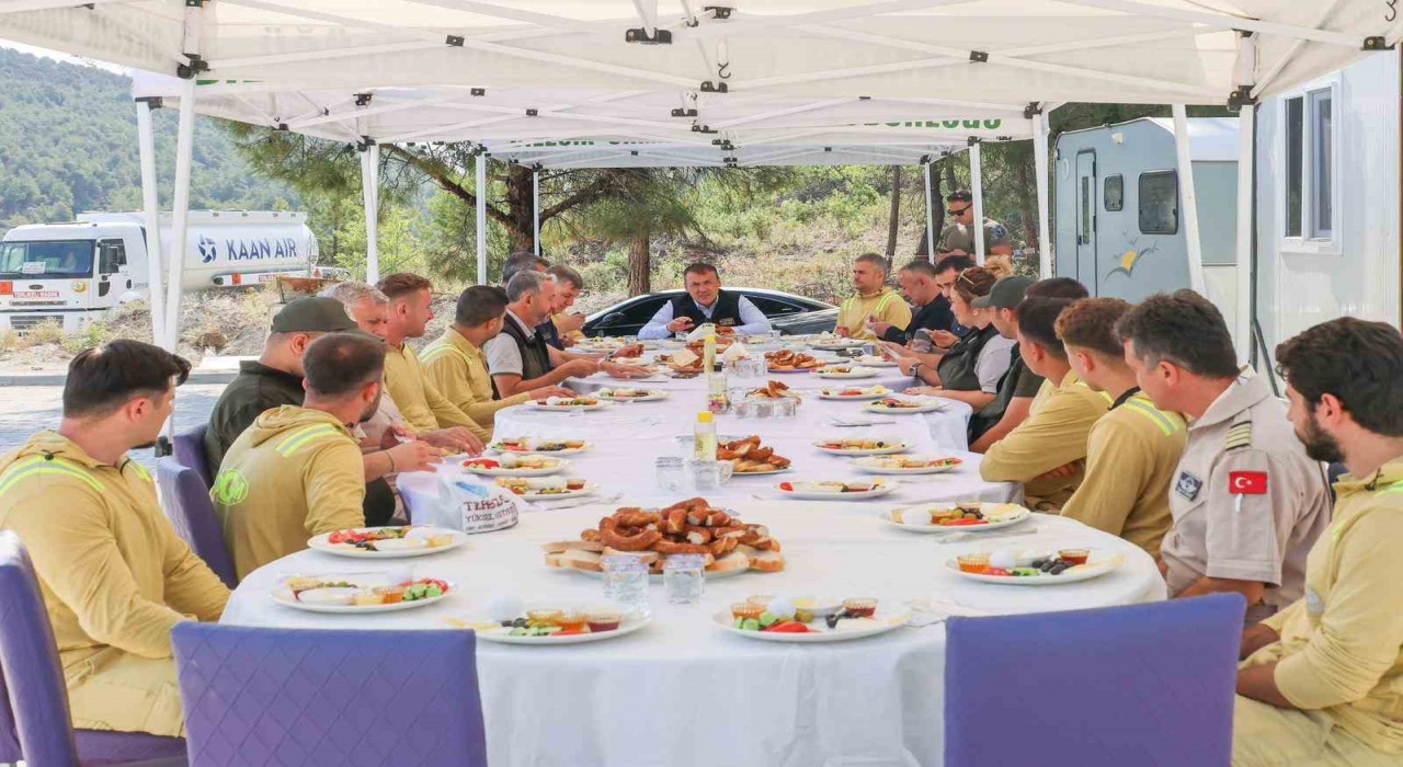 Vali Sözer, orman yangınlarına karşı mücadele eden kahramanlarla bir araya geldi