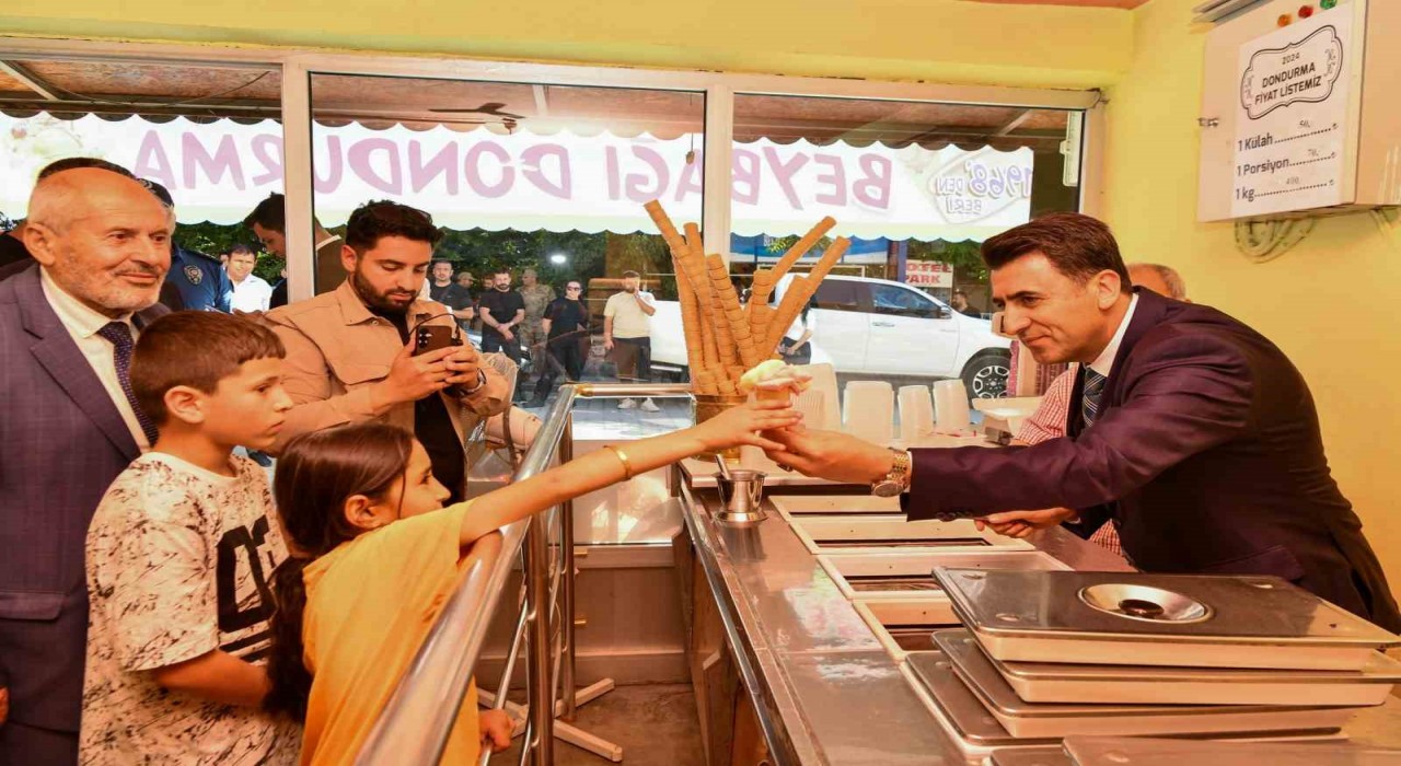 Vali tezgahın başına geçti, çocuklara dondurma doldurup ikram etti