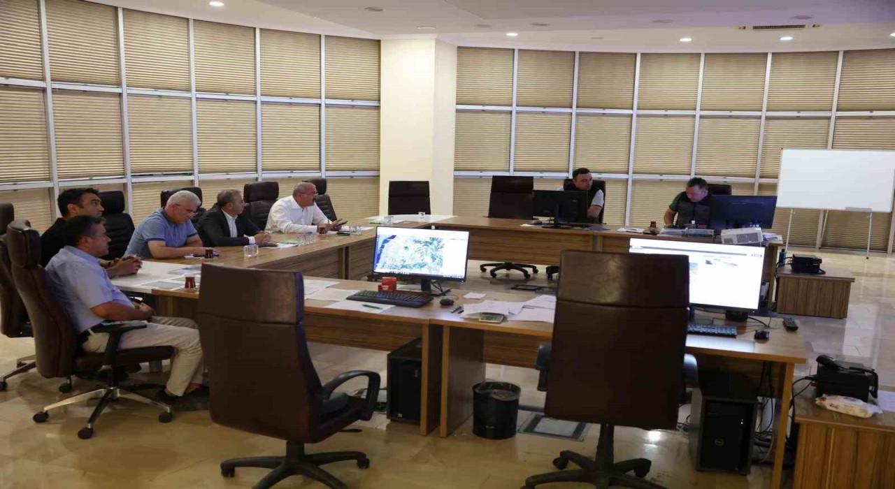 Vali Toraman, Ayvacık ve Gelibolu ilçelerinde devam eden orman yangınlarını Yangın Yönetim Merkezinden takip ediyor