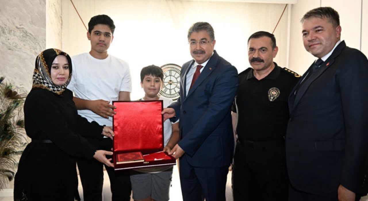 Vali Yılmaz 15 Temmuz Şehidi Karacatilki’nin Ailesini Ziyaret Etti