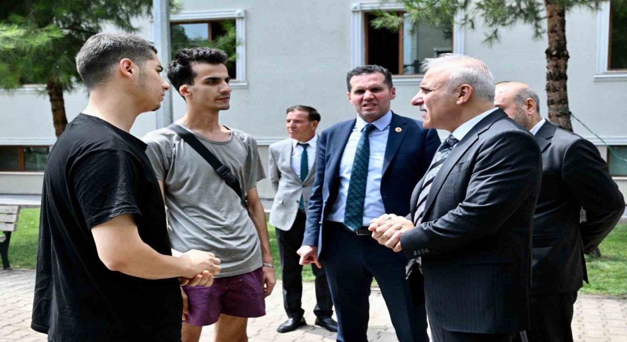 Vali Zorluoğlu, öğrenci yurtlarında incelemelerde bulundu