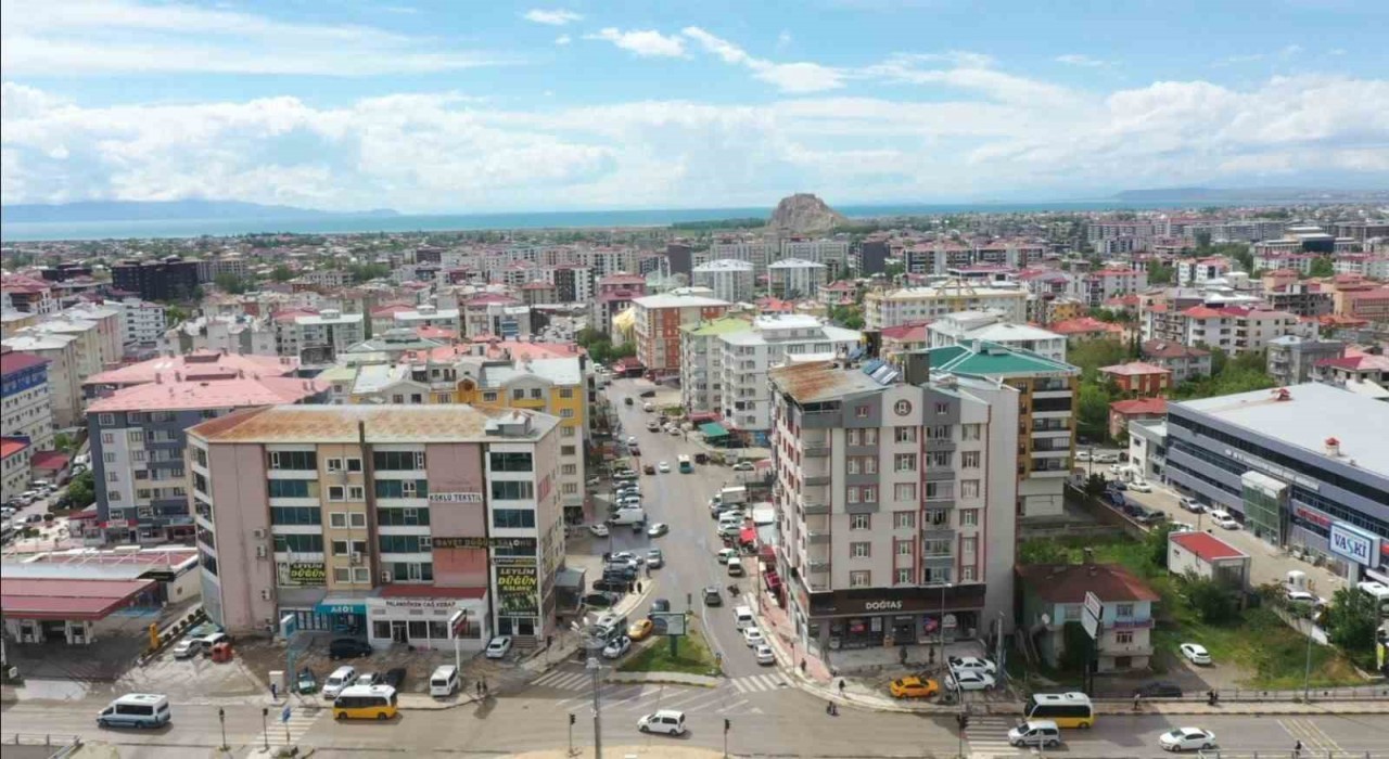 Van Büyükşehir Belediyesi Terzioğlu Caddesini yeniliyor