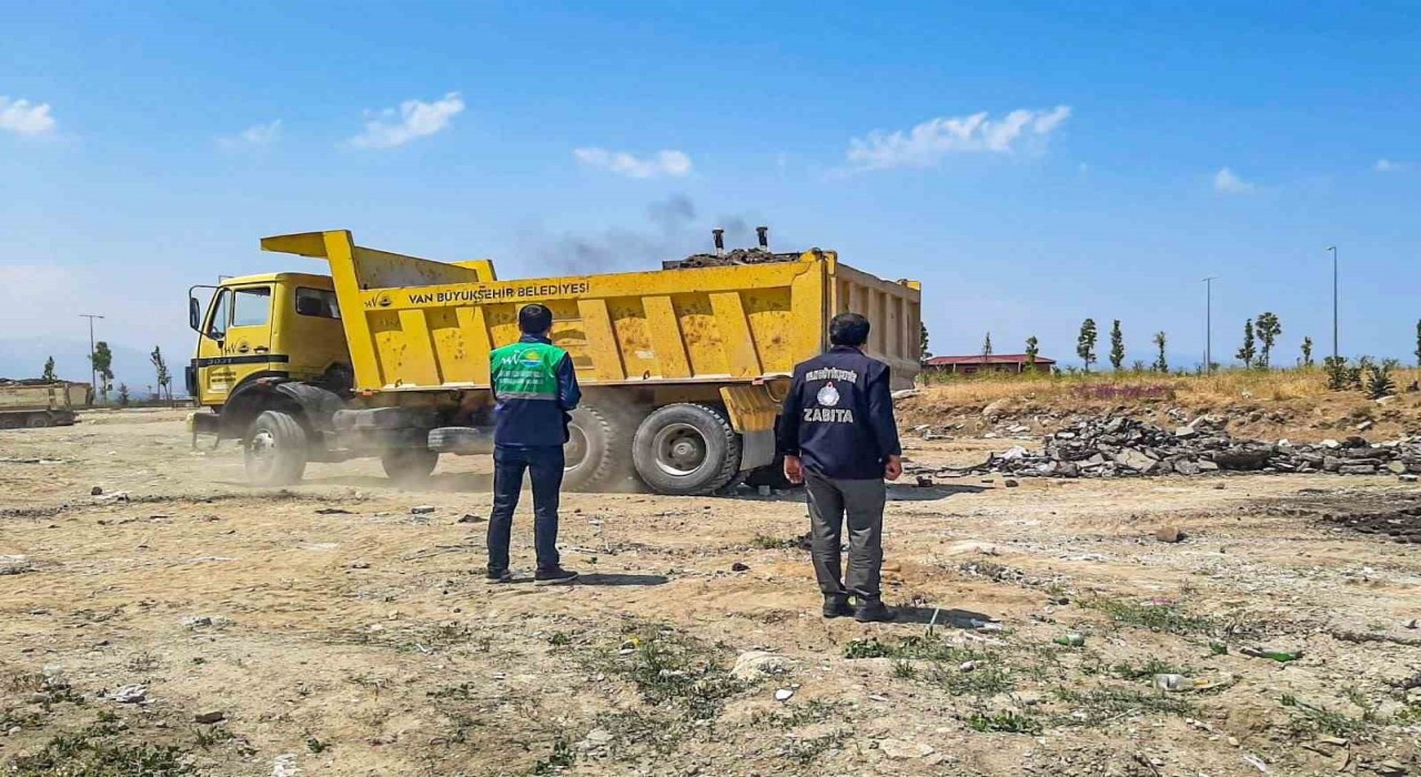 Van Büyükşehir Belediyesinden hafriyat temizleme çalışması