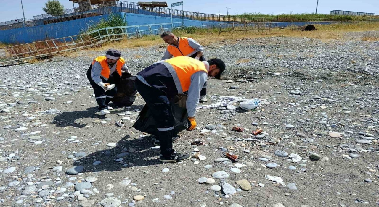Van Büyükşehir Belediyesinden ‘Mavi Bayraklı Halk Plajında temizlik çalışması
