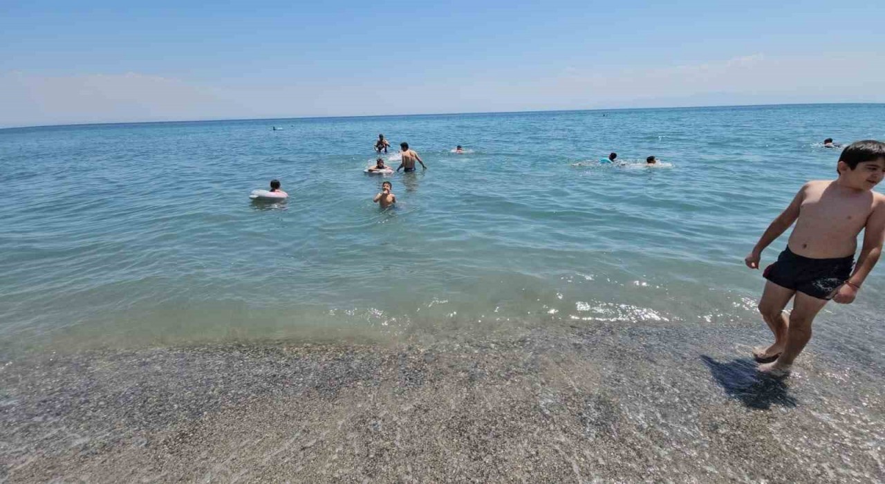 Van Gölü sahilleri Egeyi aratmıyor