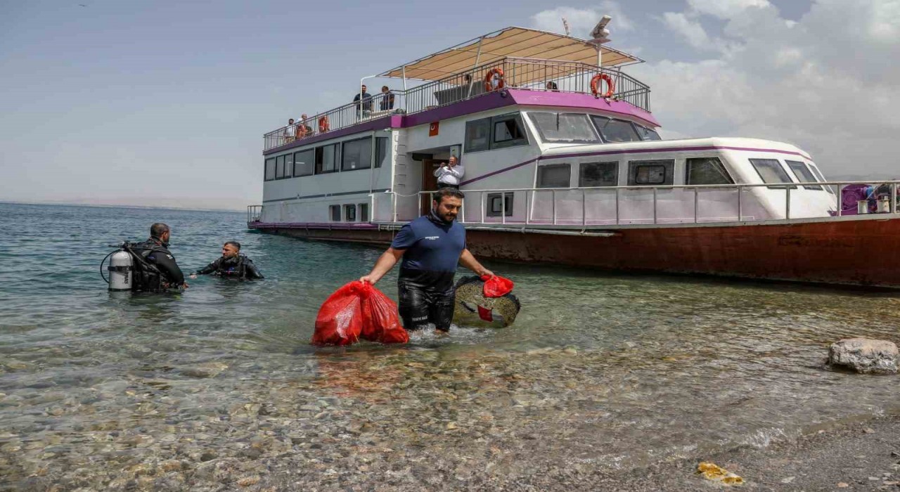 Van Gölünün dibinden çıkartılan atıklar pes dedirtti