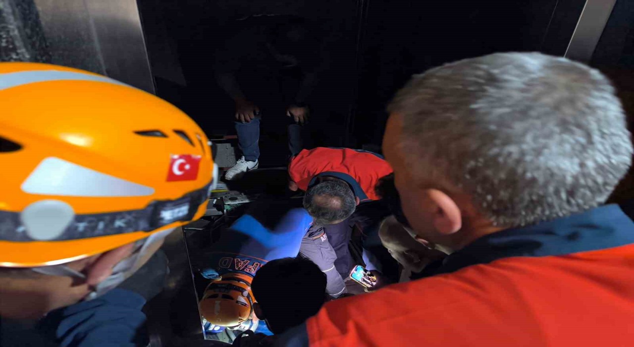 Vanda asansörde mahsur kalan vatandaşlar AFAD tarafından kurtarıldı