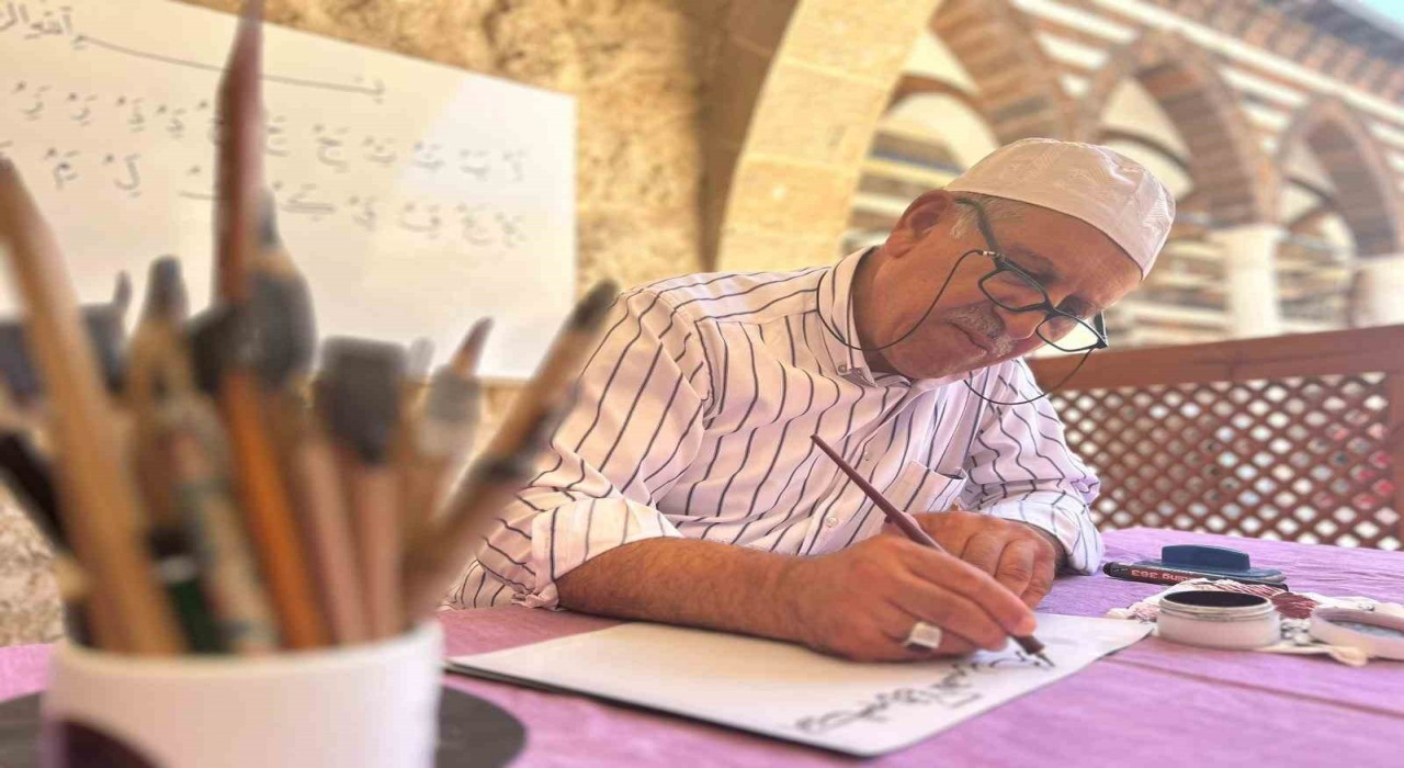 Vanda çocuklar hem Kuran-ı Kerimi hem de hüsn-i hat sanatını öğreniyor