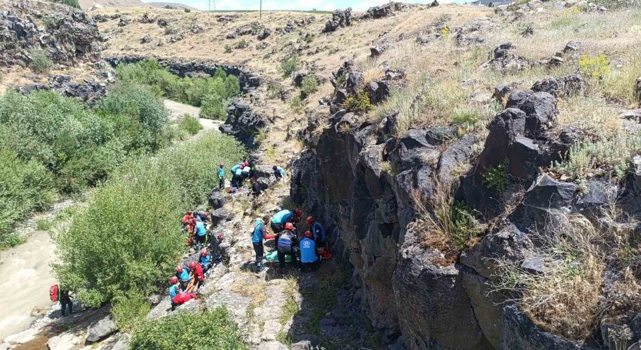 Vanda düşmeye bağlı yaralanan vatandaşları kurtarma tatbikatı