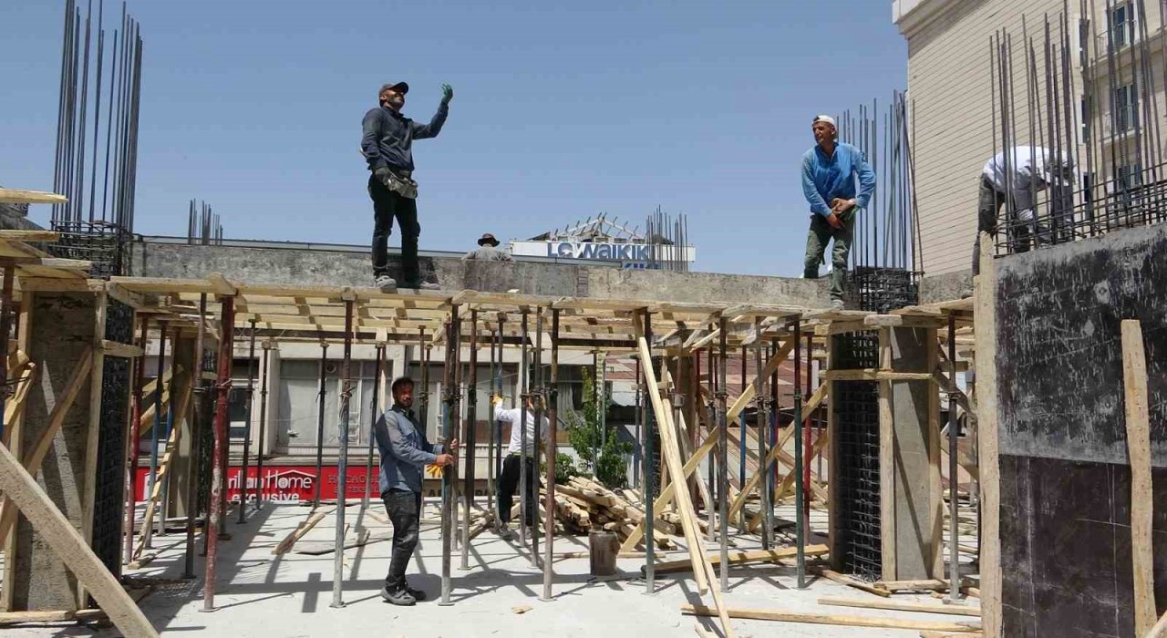 Vanda inşaat işçilerinin sıcakla mücadelesi