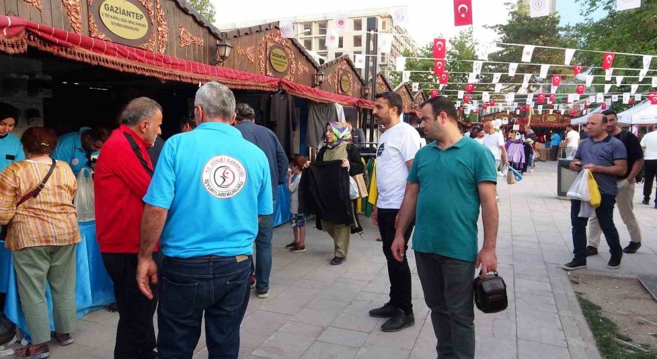 Vanda İşyurtları Ürün ve El Sanatları Fuarını 100 bin kişi ziyaret etti