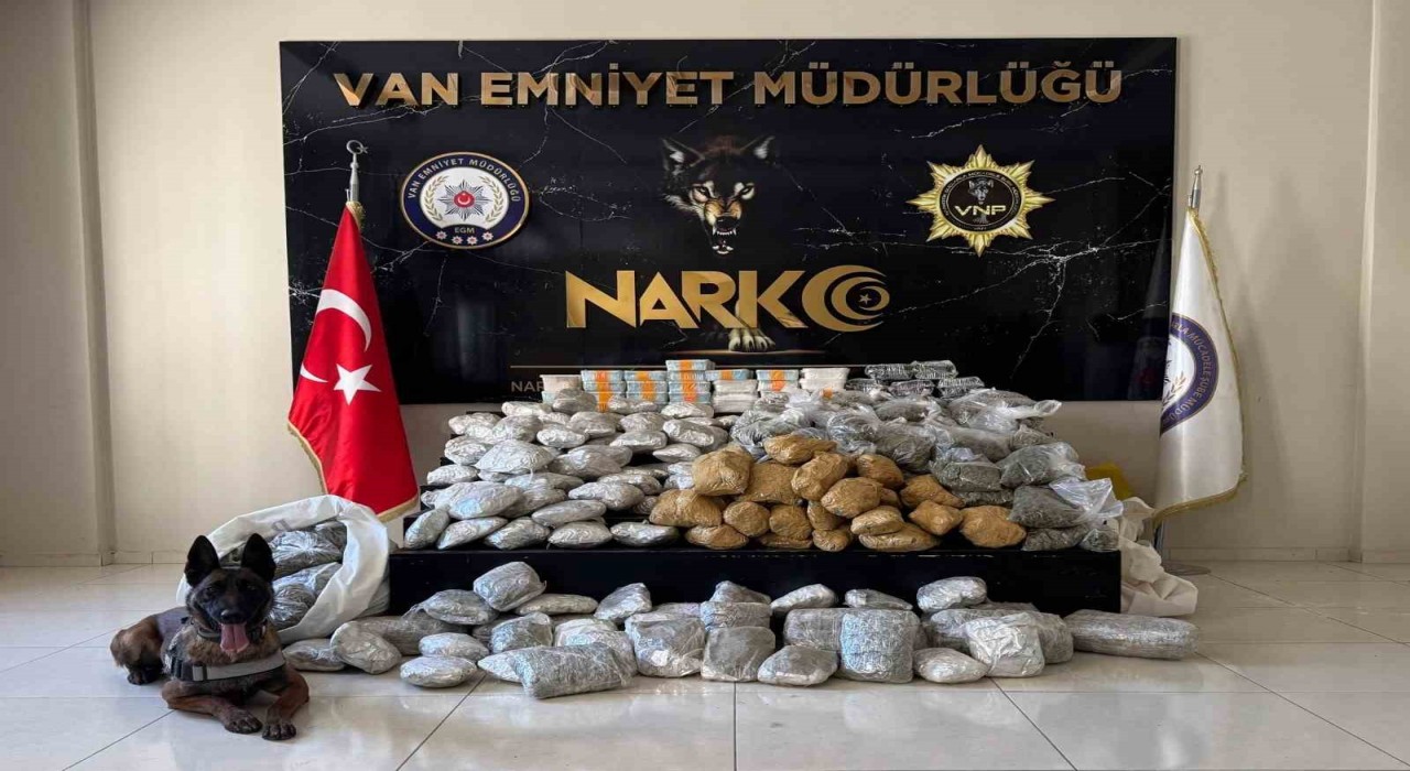 Vanda kamyonetteki yün çuvallarının içinden 122 kilo uyuşturucu çıktı