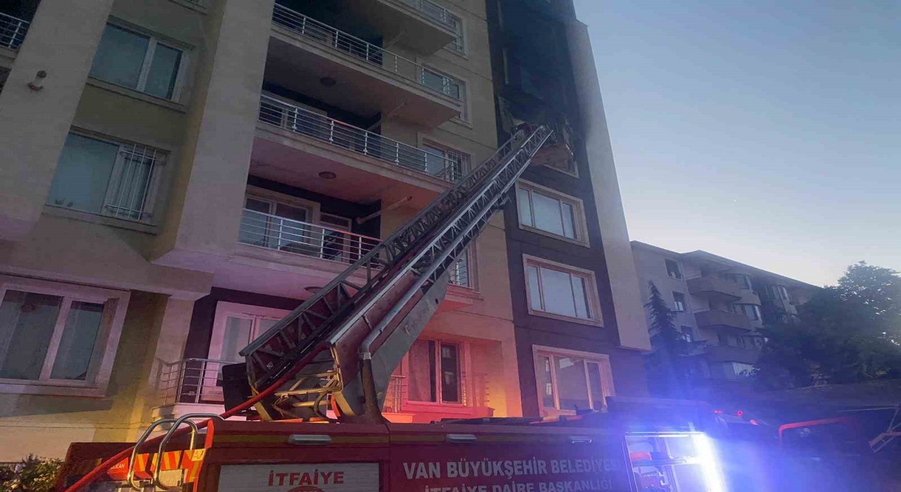 Vanda korkutan ev yangını