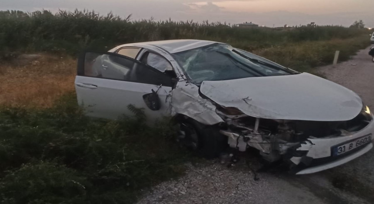 Vanda otomobil ile kamyonet çarptı: 6 yaralı