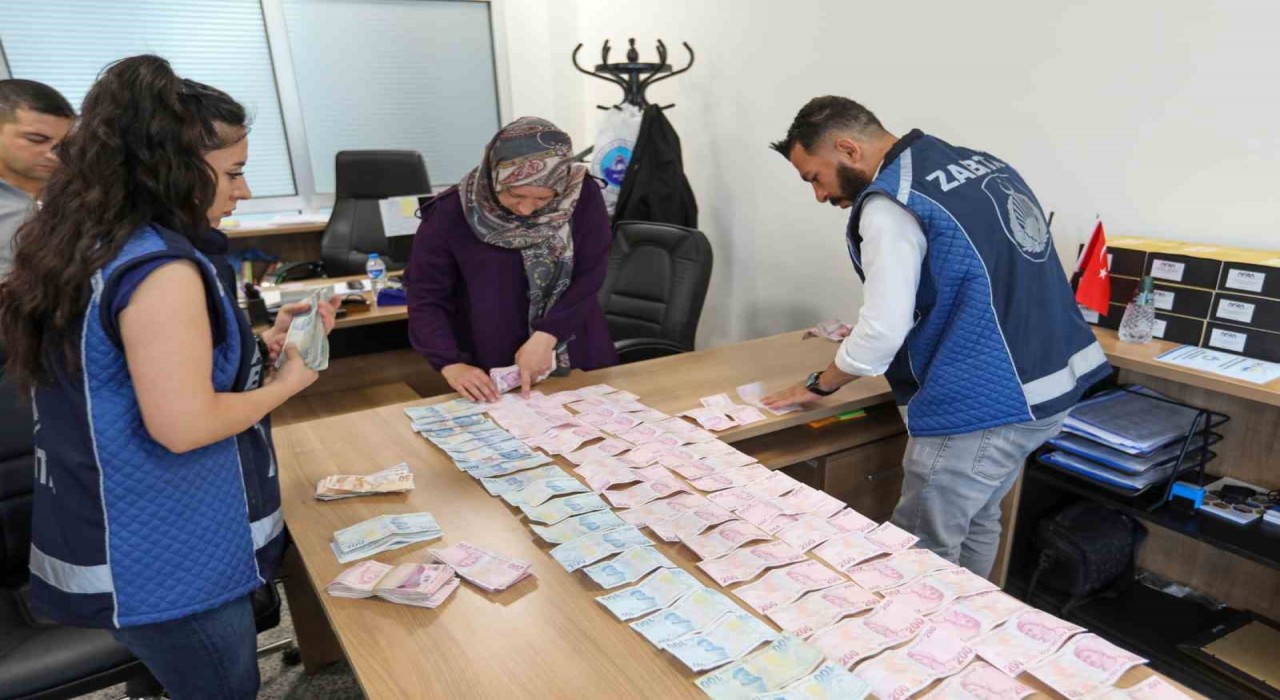 Vanda yakalanan dilencinin üzerinden 75 bin 950 TL çıktı